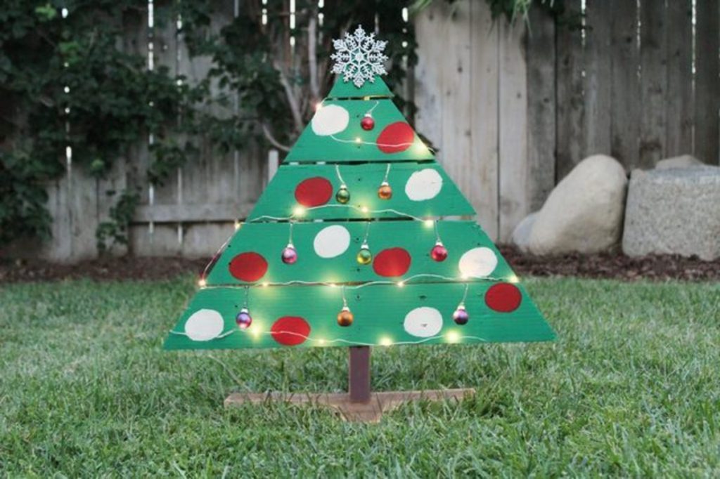 DIY Wooden Palette Christmas Tree